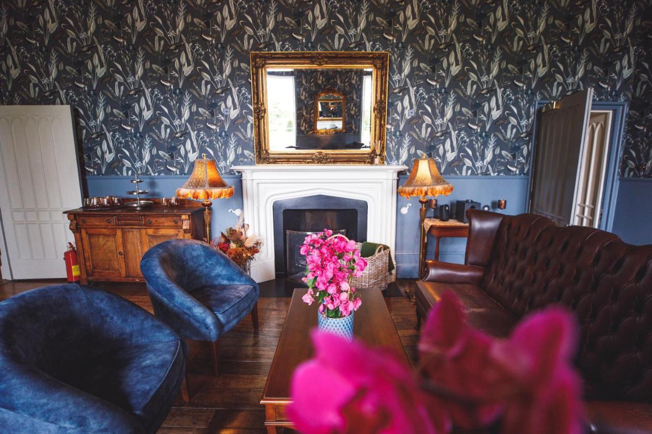 Longville House Hotel Upper Welson ภายนอก รูปภาพ